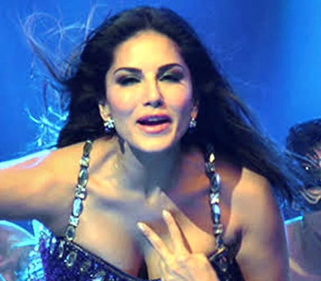 दो पैग मार के सनी लियोन ने लगाई आग | Sunny Leone scorches the screen in the song 