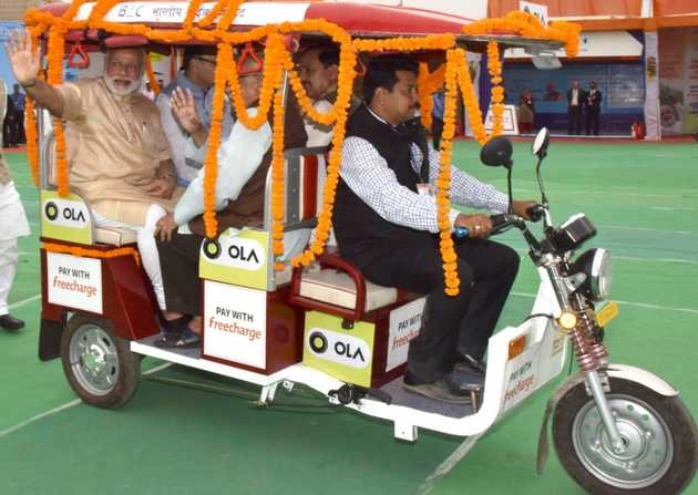 मोदी ने दिया ई-रिक्शा की सवारी का किराया