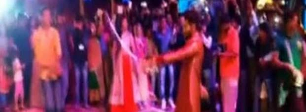 अपने ही संगीत में जडेजा ने दिखाई तलवारबाजी (वीडियो) - Ravindra Jadeja showcases sword skills during his sangeet ceremony