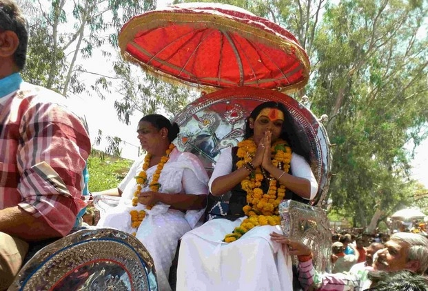 भारी विरोध के बाद भी प्रयाग में निकली किन्नर अखाड़े की पेशवाई, लोगों ने दिखाया उत्साह - Peshwai of kannar akhara in Prayag Kumbh