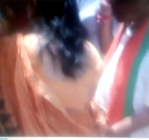 मंत्री बाबूलाल गौर की 'गंदी हरकत' (वीडियो) - Babu lal gour video