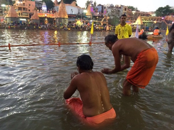 माघी पूर्णिमा पर काशी में आस्था का सैलाब, लाखों श्रद्धालुओं ने किया गंगा स्नान - Maghi Purnima : Kashi Ganga purnima