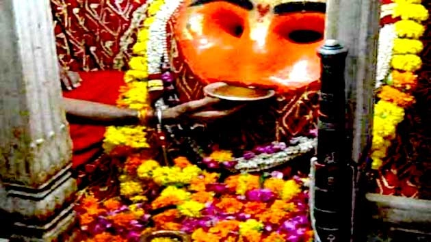 Kaal Bhairav ​​Temple Ujjain येथे कालभैरवाची मूर्ती करते मदिरापान