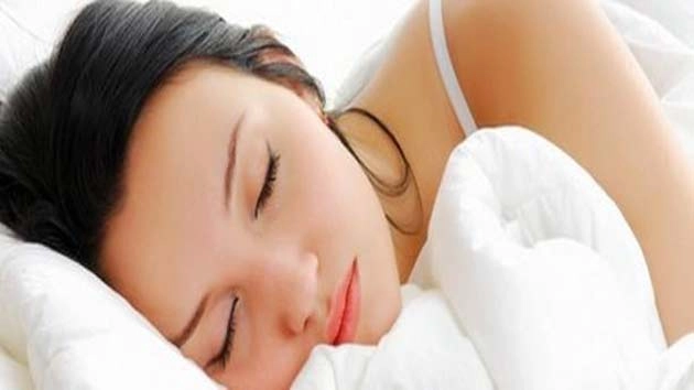 जानिए बाईं करवट सोने के 7 लाभ - Left Side Sleeping