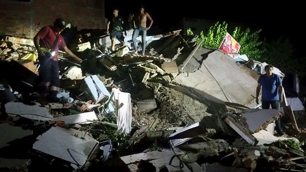 चमत्कार! भूकंप के 13 दिन बाद मलबे से जिंदा निकला - Man rescued two weeks after Ecuador quake