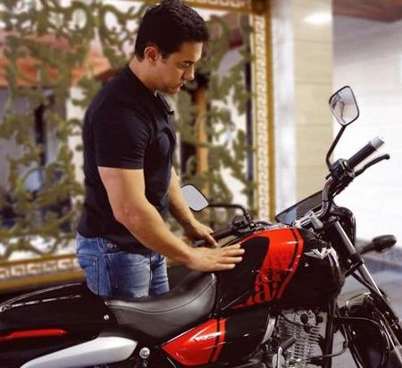 आमिर ने खरीदी 'विक्रांत' से बनी बाइक 'बजाज वी' - Aamir Khan, Bajaj V, INS Vikrant, bike 'Bajaj V', Bajaj Auto