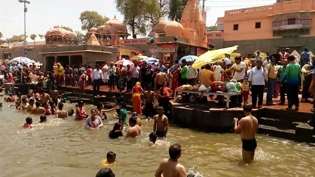 आपदा पर आस्था की जीत, श्रद्धालुओं का पर्व स्नान जारी - Ujjain Simhastha Parva snan