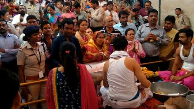 प्रधानमंत्री की पत्नी जसोदा बेन ने किए महाकाल के दर्शन - PM Modi wife Jasodaben in Mahankal temple