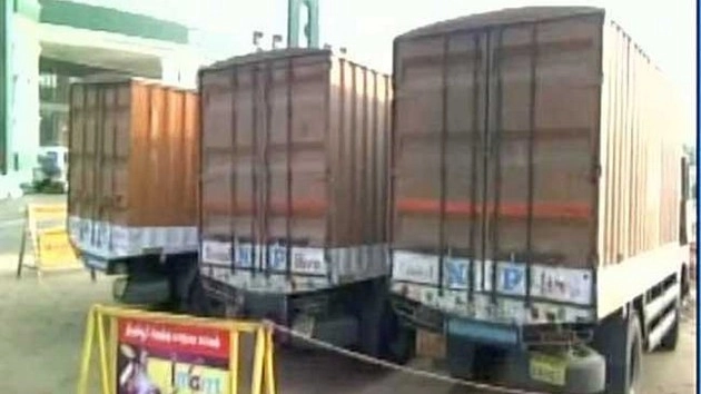 नोटबंदी से देश में 40 फीसद ट्रकों के पहिए थमे - currency Bain, Transport