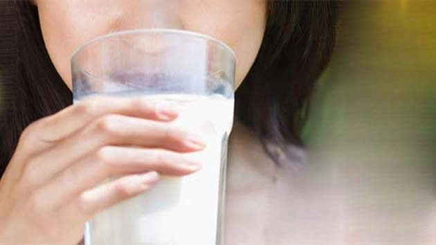 दूध में मुनक्का डालकर खाने से क्या होता है? जानिए 5 बेशकीमती लाभ