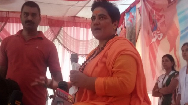 साध्वी प्रज्ञा ने सिंहस्थ में लगाई डुबकी - Sadhvi Pragya Singh Thakur, Ujjain Simhastha 2016, Ujjain Kumbh