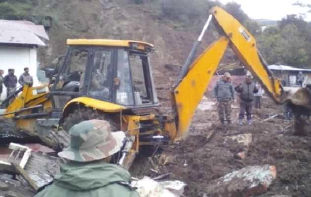 तूफान से मजदूरों के डेरे पर चट्टान गिरी, 10 की मौत - landsliding in uttarakhand 10 killed