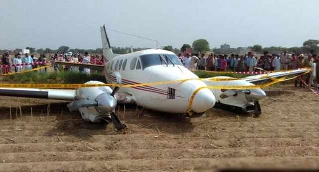 दिल्ली में एयर एम्बुलेंस क्रैश, 7 लोग सवार थे - Air Ambulance with 7 members on board crashes in Najafgarh near Delhi
