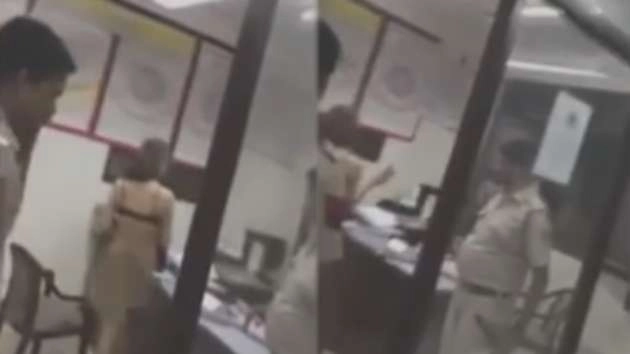 #WebViral युवती ने कपड़े उतारकर किया थाने में हंगामा (वीडियो) - Angry girl strips naked at police station