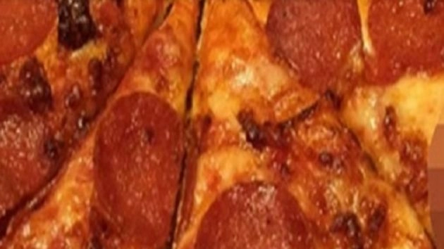 शेम..शेम...पिज्जा के डिब्बे में निकला इंसान का प्राइवेट पार्ट - Domino's Pizza, pizza, private parts, UK, Kiyaren Jarrett, tweet