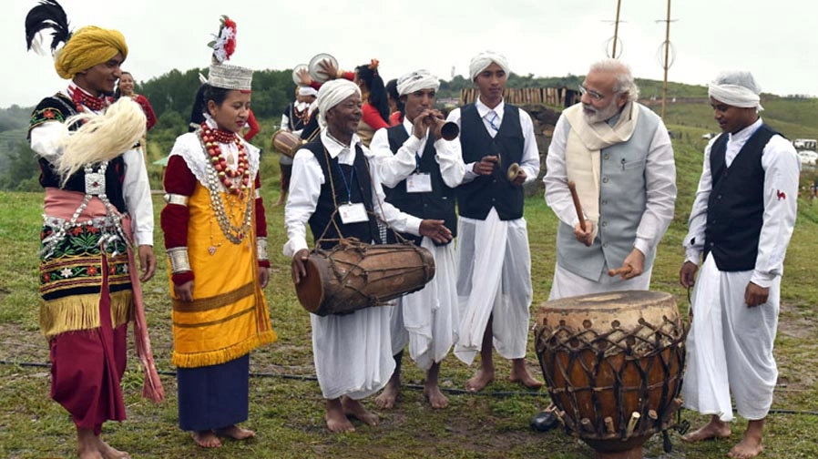 नरेंद्र मोदी ने एशिया के सबसे स्वच्छ गांव मावल्यान्नॉंग में लिया संगीत का आनंद - pm modi visit mawlynnong in Meghalaya