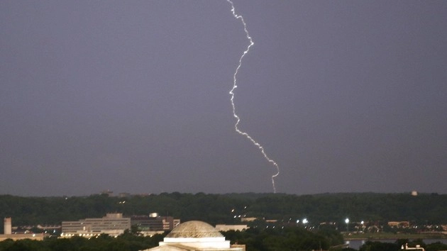 फ्रांस में गिरी बिजली, 11 झुलसे - Lightning Injures in France