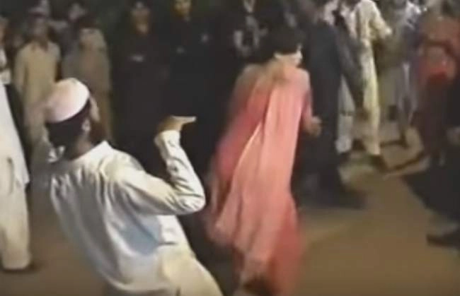 पाकिस्तानी मौलवी का मुर्गा डांस देखकर हंसे बिना नहीं रह पाएंगे...