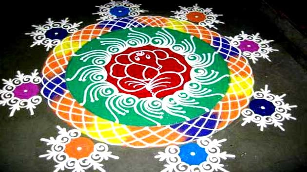 सही दिशा में बनी रंगोली खोलेगी समृद्धि के द्वार, पढ़ें रंगोली के टोटके - Rangoli