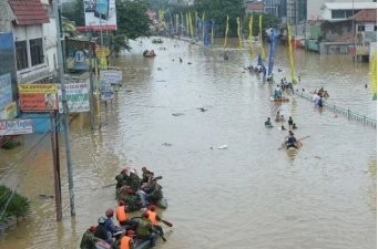 इंडोनेशिया में बाढ़ और भूस्खलन से 24 लोगों की मौत - International News, Indonesia, floods, landslides, rain