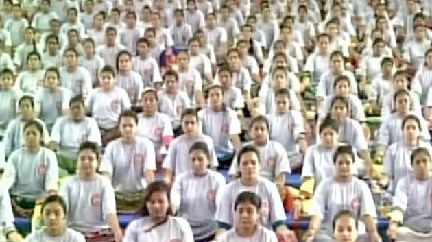 गुजरात में 2000 गर्भवती महिलाओं ने 'योग' कर बनाया विश्व रिकॉर्ड - National News, Gujarat, Anandi Ben Patel, yoga asana, International Yoga Day