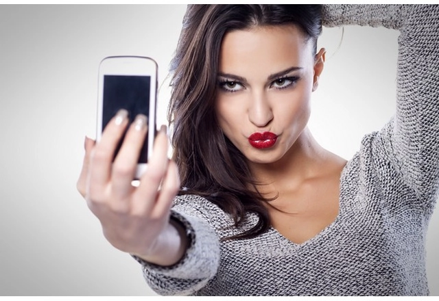 सेल्फी लेने से पड़ सकती हैं झुरियां? - selfie, harms , skin, wrinkles