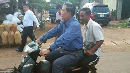 कंबोडियाई प्रधानमंत्री को महंगा पड़ा बगैर हेलमेट बाइक चलाना - Cambodian PM rides bike without helmet