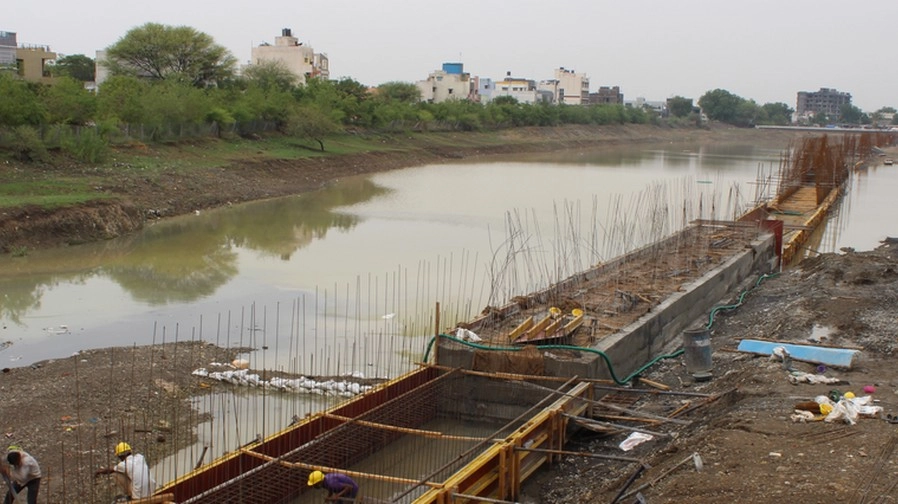 इंदौर में एक तालाब को मिटाने की साजिश