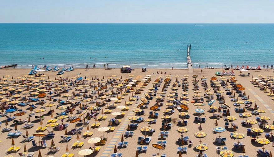 'समुद्र तट पर धूप की बजाय वर्षा हुई तो सैलानियों का धन वापस' - Venice, Italy, tourism, sun, rain, tour companies, offers