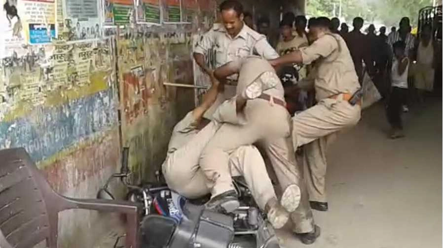 लखनऊ में सरेआम पुलिसकर्मी आपस में भिड़े - Regional News, policemen controversy, Uttar Pradesh Police, Home Guard, Lucknow