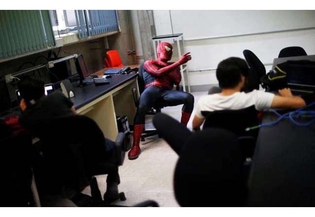 #webviral स्पाइडरमैन बन टीचर ने किया छात्रों को हैरान