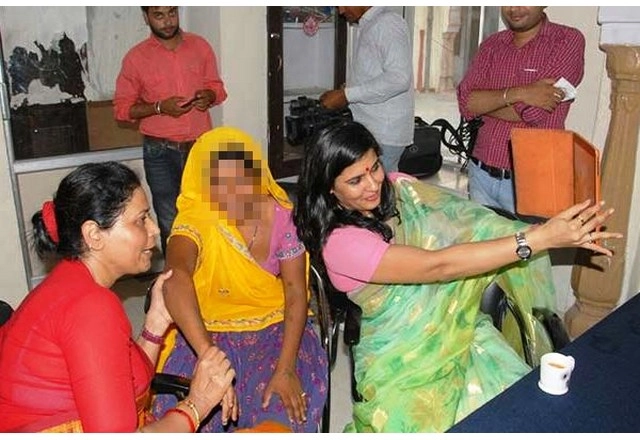 #webviral महिला आयोग को चढ़ा रेप पीड़िता के साथ सेल्फी लेने का शौक, अध्यक्षा ने दिए पोज - webviral rajasthan women commission selfi act rape victim