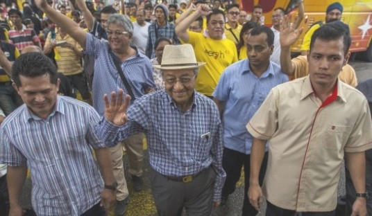 मलेशिया के कट्‍टर इस्लामी देश बनने का खतरा - Malaysia, radical Islamic country