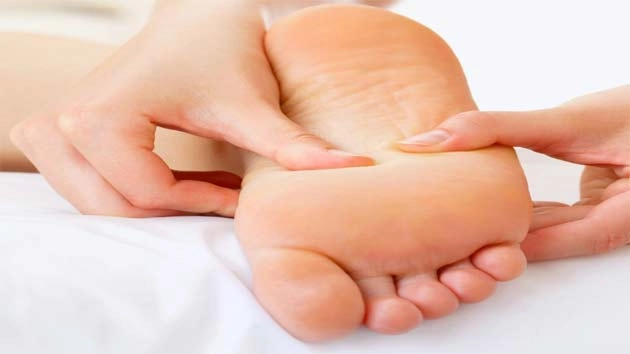 सोने से पहले पैरों की मालिश, जानिए 5 फायदे - Feet Massage Before Sleeping