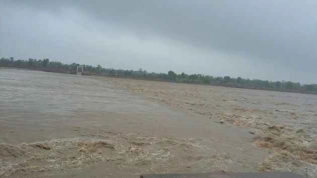 विदिशा में बारिश का कहर, पानी में बह गया पुल - Flood situation worsens in Vidisha