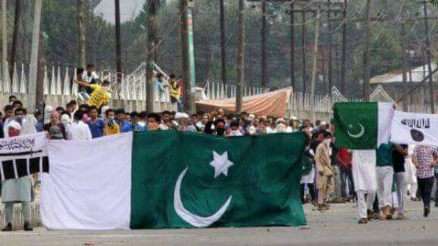 शर्मनाक! कश्मीर में पाकिस्तानी झंडे के बाद अब राष्ट्रगान भी - Pakistani national anthem Pakistani flag
