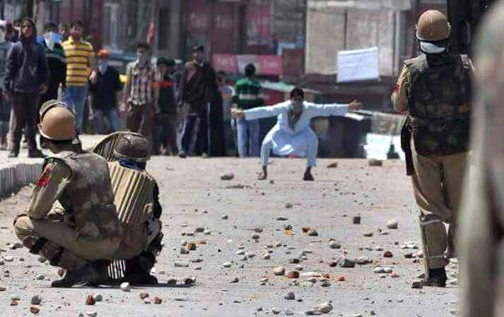 ईद की नमाज के बाद कश्मीर में पत्थरबाजी, लहराए पाकिस्तान के झंडे, नौशरा में जवान शहीद - Stone pelting in Kashmir after eid namaz