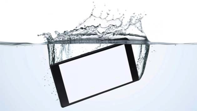 #Webviral जब पानी में भीग जाए मोबाइल फोन, करें यह उपाय...