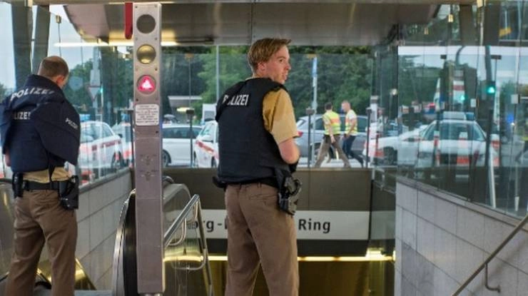 म्यूनिख के शॉपिंग मॉल में गोलीबारी, हमलावर समेत 10 की मौत - Munich Mall shooting