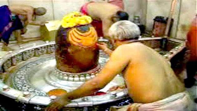 महाकाल मंदिर में श्रद्धालु ने भेंट की सवा किलो चांदी - Ujjain Mahakaleshwar Mandir