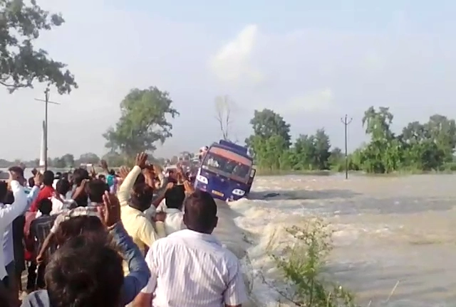 बाढ़ में फंसी बस, 52 यात्रियों पर संकट (वीडियो) - Flooding, Passenger, distress