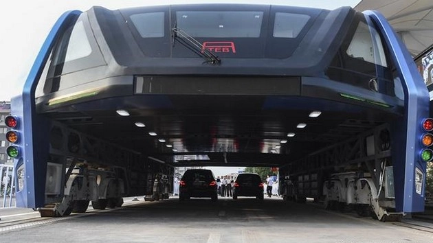 चीन ने उतारी 1,400 पैसेंजरों वाली मेगा बस - china tests mega straddle bus