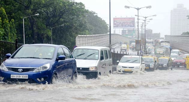 पानी-पानी हुई मुंबई, अगले 24 घंटों में जोरदार बारिश का अनुमान - heavy rain in Mumbai