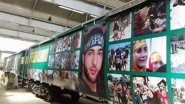 पाकिस्तान ने ट्रेन पर लगाए आतंकी बुरहान वानी के पोस्टर - Burhan Wani Posters on Pakistan train