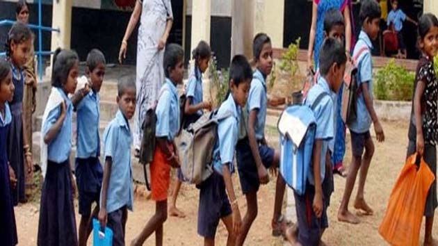 विद्यार्थियों ने शिक्षिका के साथ की शर्मनाक हरकत - Teacher teacher Dharampuri