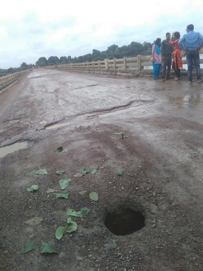 भारी बारिश से केन एनएस 75 पुल पर बड़ा सुराख - Regional news in Panna, Rain, hole in bridge