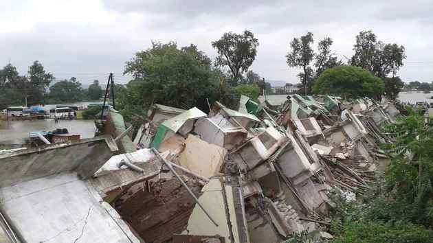 सतना के मैहर में इमारत गिरी, कई लोग दबे (फोटो) - Satna news in Hindi