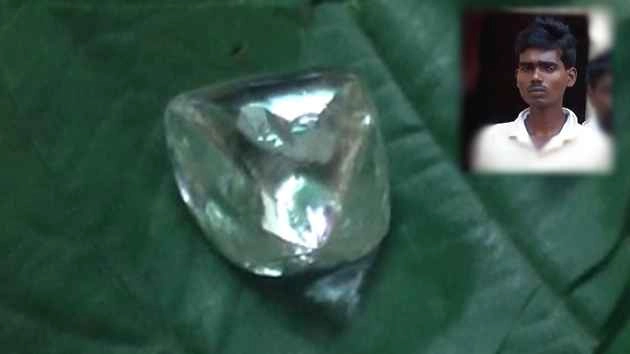 किस्मत चमकी! मजदूर को मिला हीरा...(वीडियो) - Diamond, emerald,  Madhya Pradesh News in Hindi