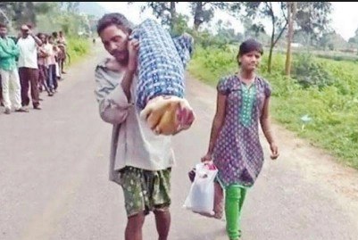दर्दनाक : 10 किलोमीटर तक कंधे पर ढोया पत्नी का शव - Wife, body, Bhubaneswar, tribal