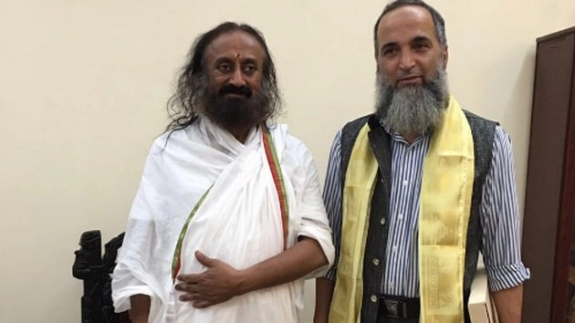 श्रीश्री रविशंकर से मिले बुरहान वानी के पिता - Burhan Wani father met with Sri Sri